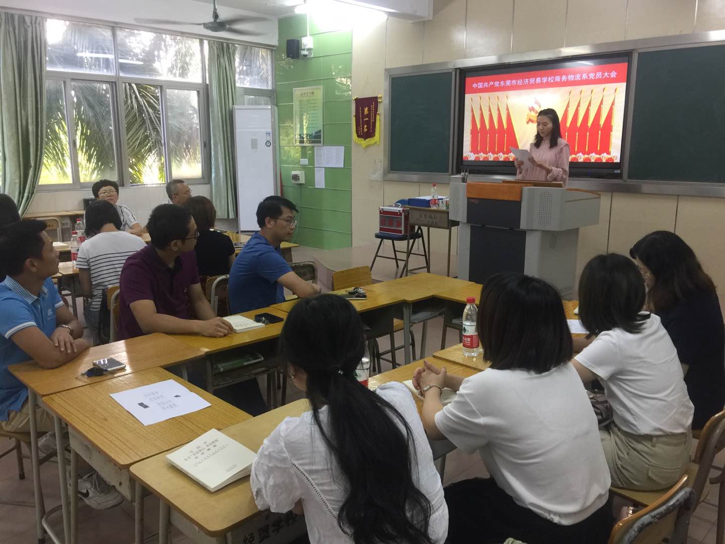 宣读并审议《中国共产党东莞市经济贸易学校支部委员会选举办法》.jpg 宣读并审议《中国共产党东莞市经济贸易学校支部委员会选举办法》.jpg