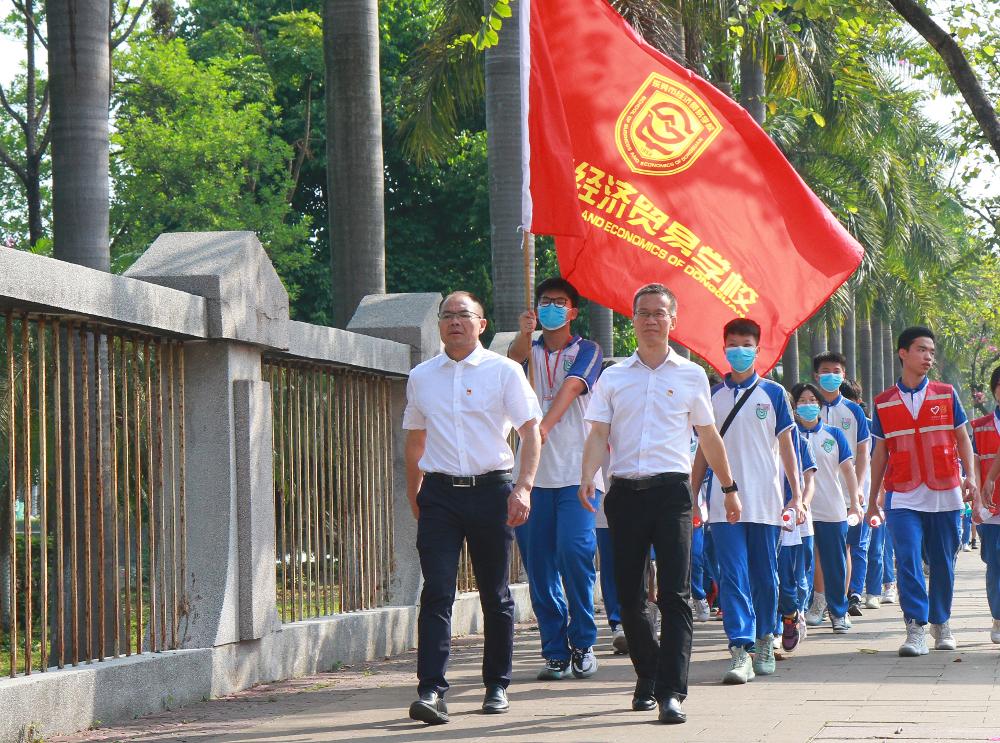 易林华副校长(左一)带队重走革命道路1_副本.jpg