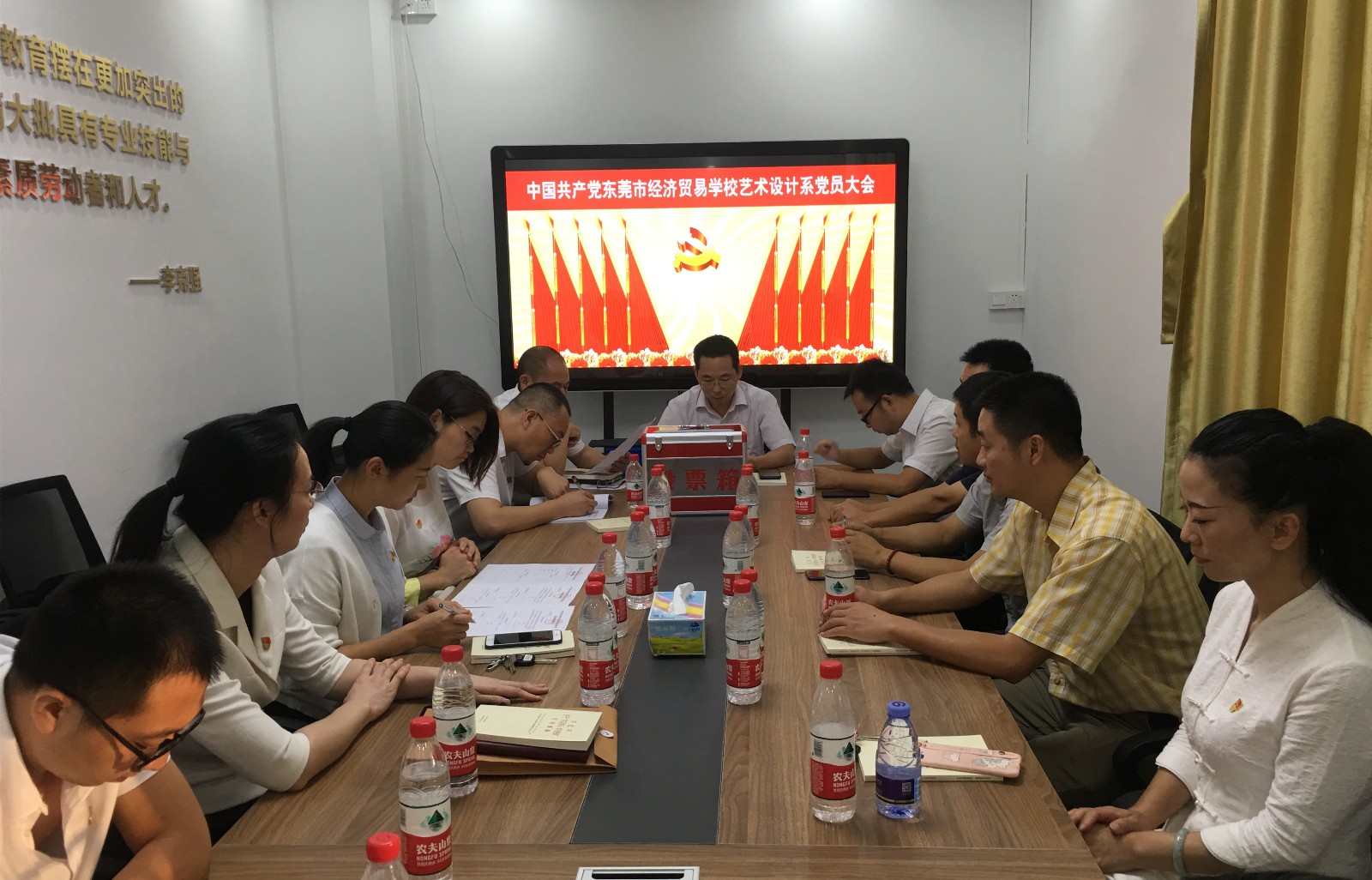 宣布并审议监票人、计票人名单.jpg 宣布并审议监票人、计票人名单.jpg