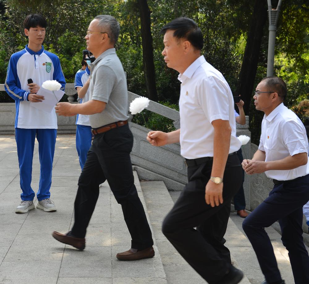 叶朝桢校长带领大家献花.JPG
