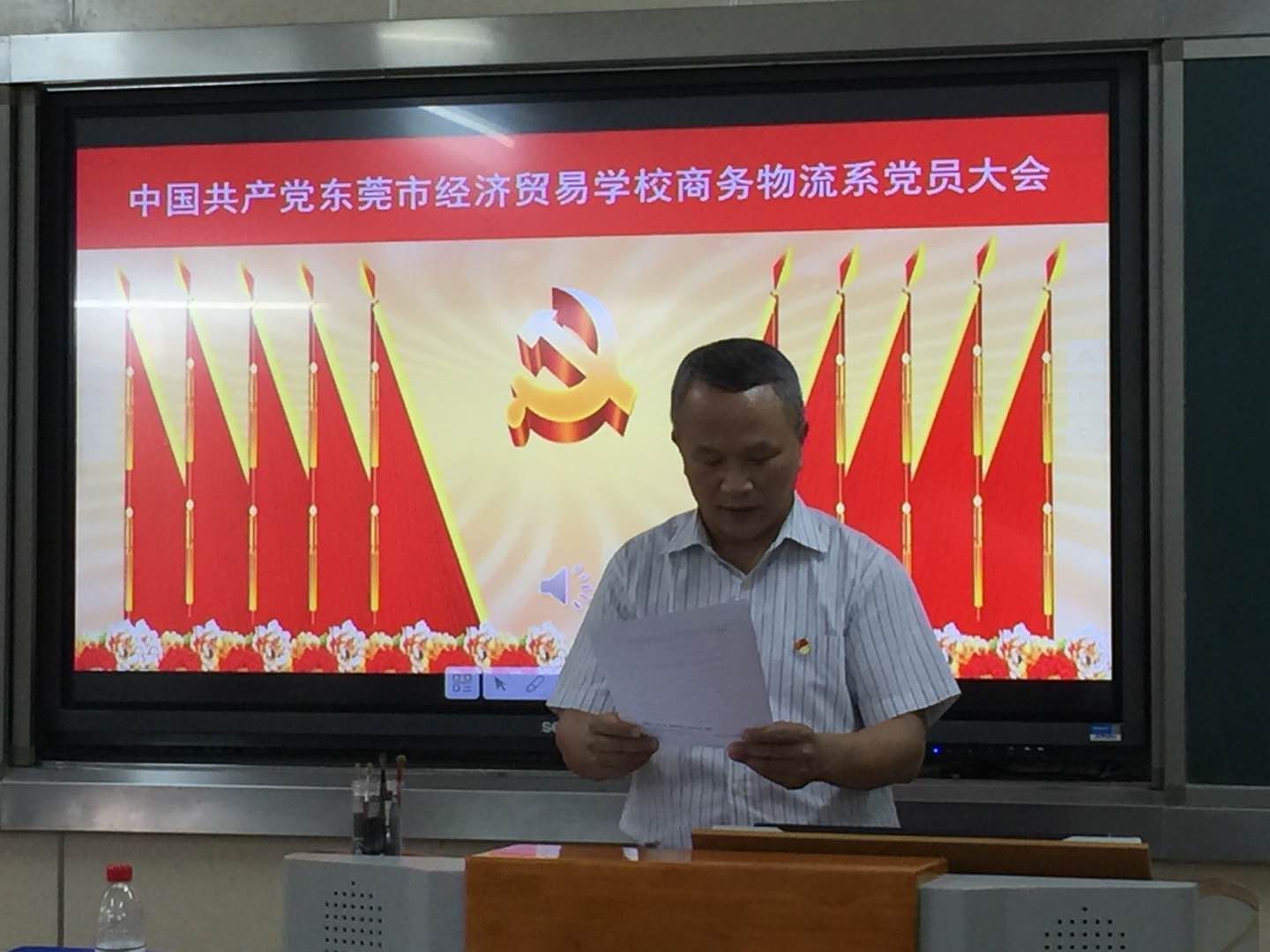 校党委领导宣读批复.jpg 校党委领导宣读批复.jpg