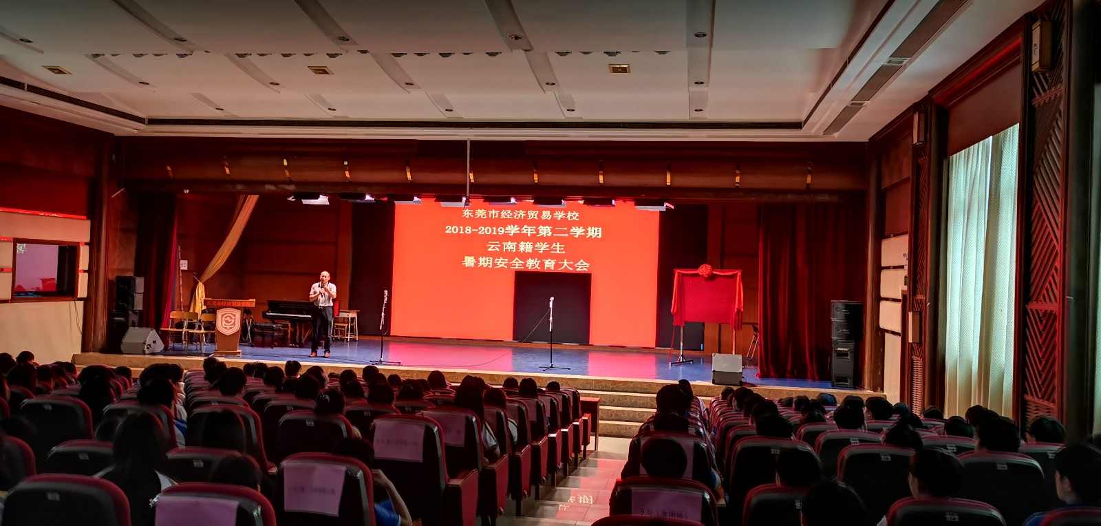 学生处主任易林华进行安全教育.jpg 学生处主任易林华进行安全教育.jpg