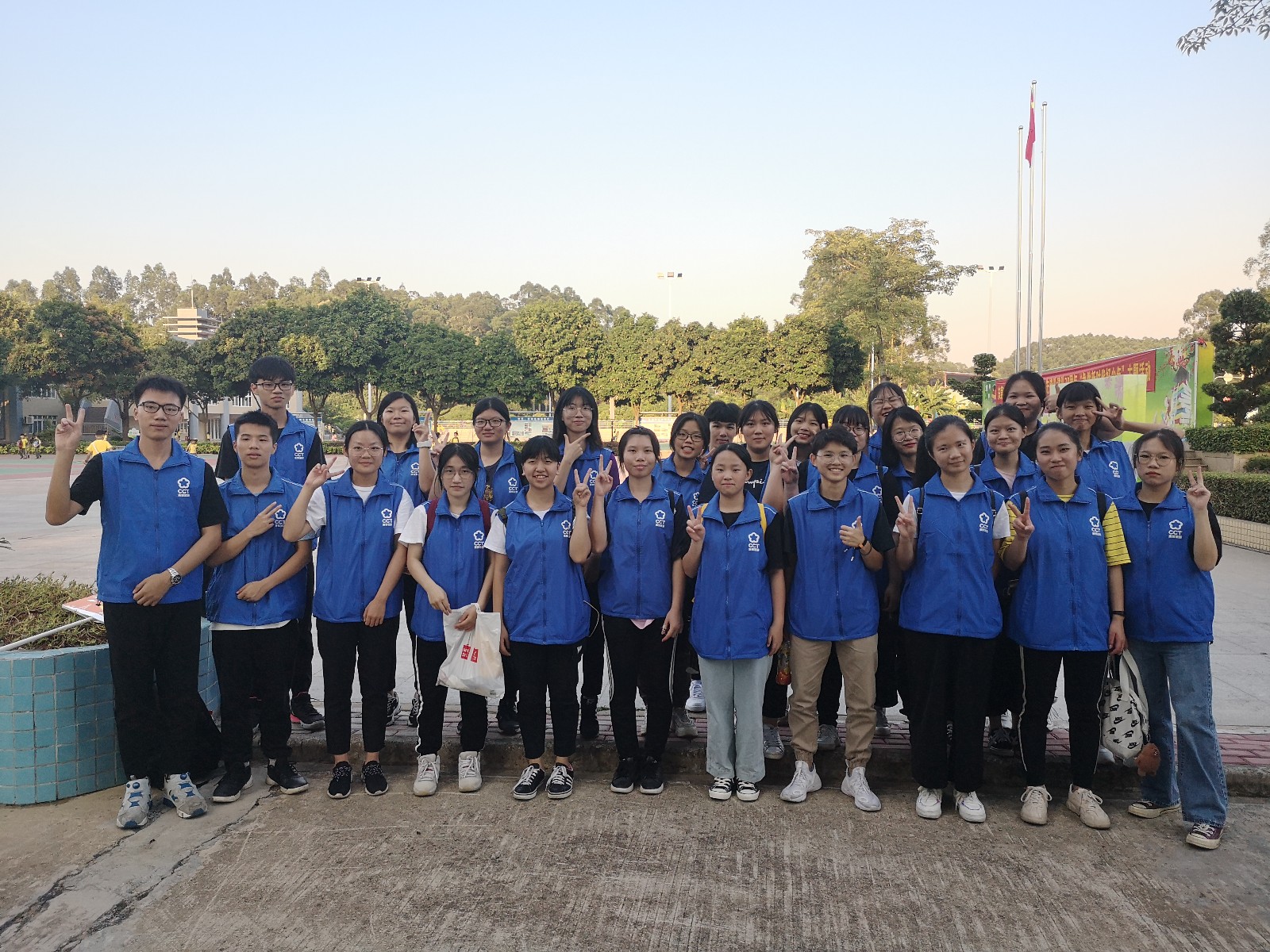 参加研学的全体同学.jpg