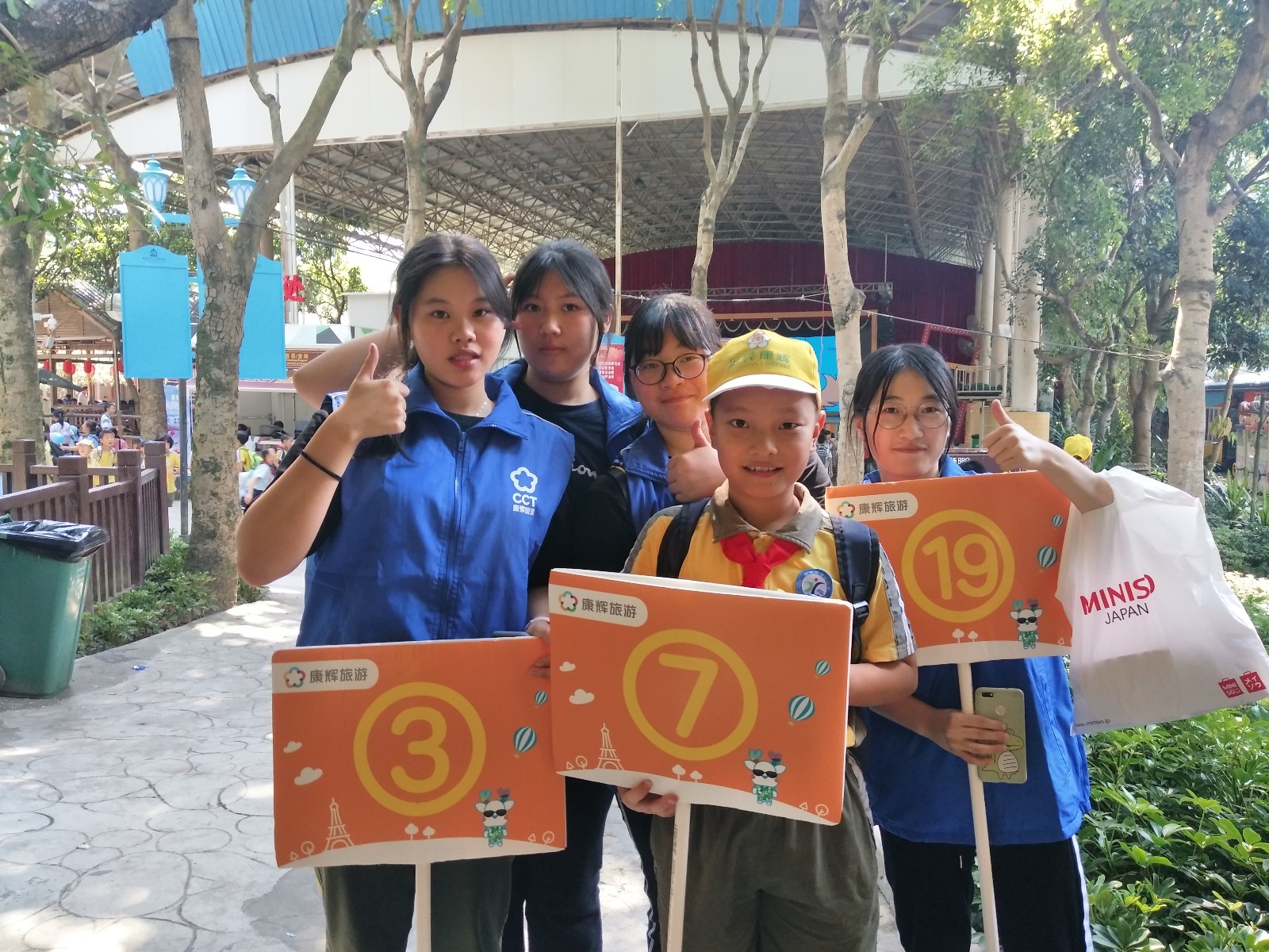 带团学生与小学生亲密合影.jpg