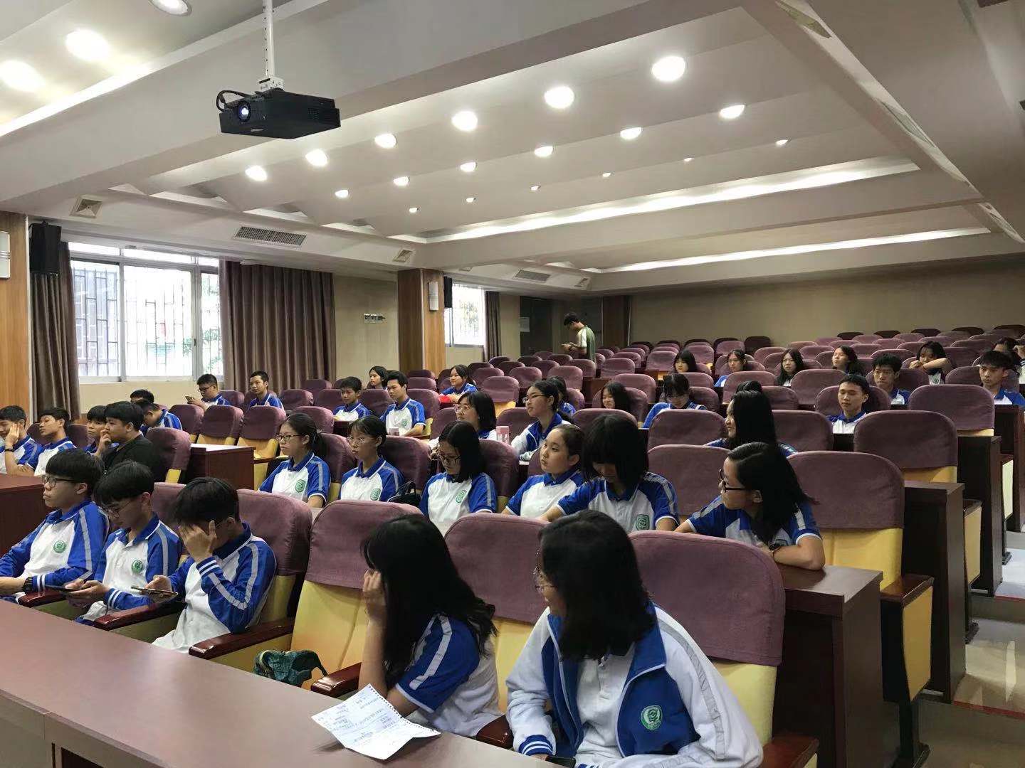 社团成员们认真倾听会议内容.jpg 社团成员们认真倾听会议内容.jpg