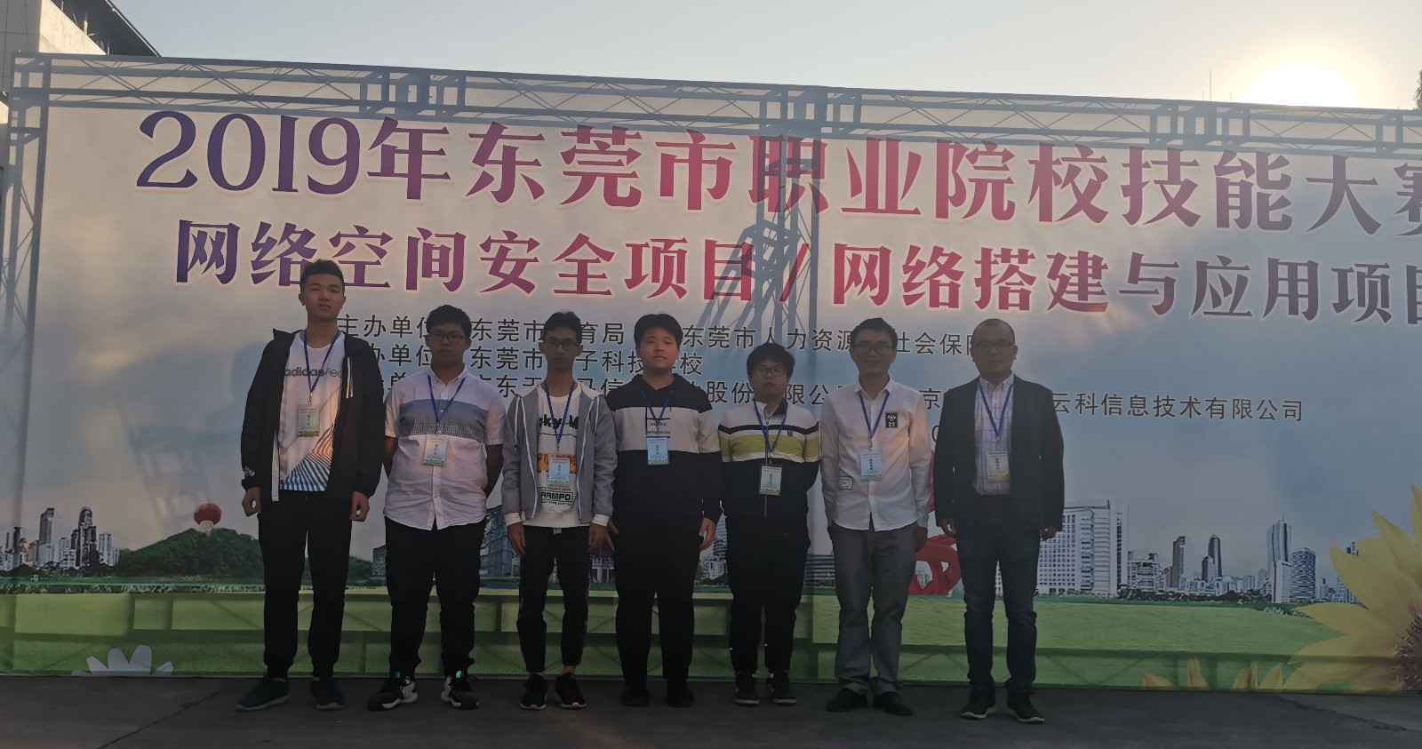 2019年网络搭建项目师生合影1.jpg