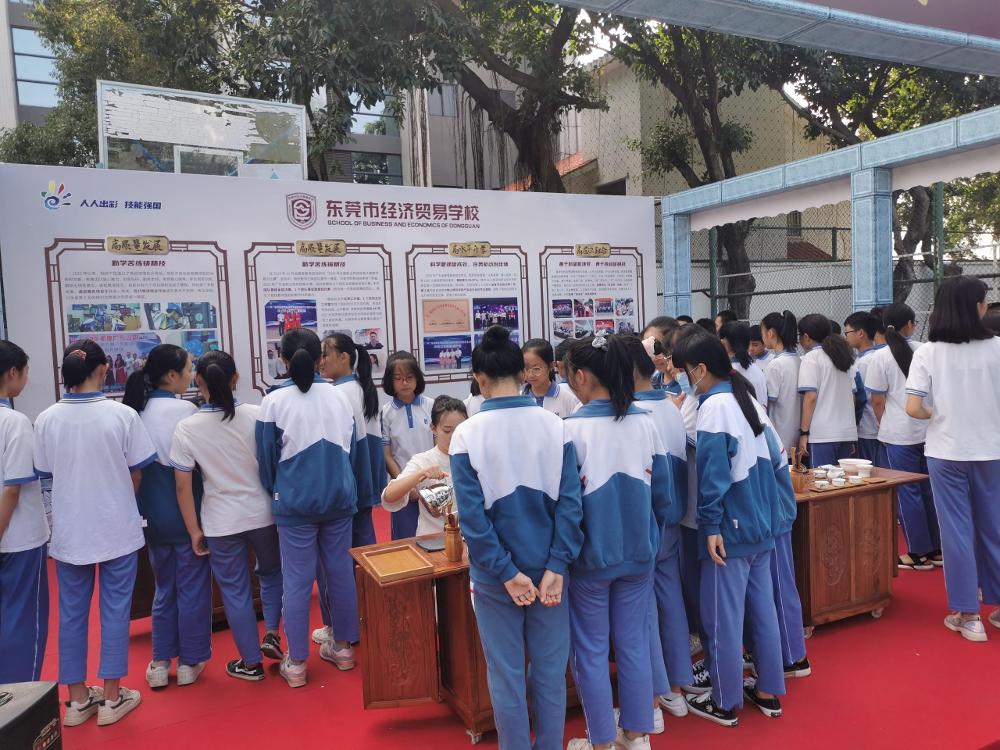 学生参观.jpg