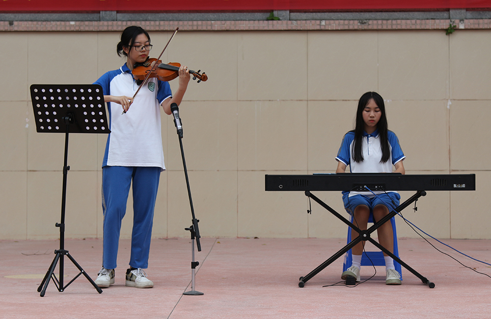招新现场李天颖、邓嘉敏钢琴小提琴协奏曲演出.jpg